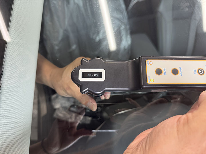 令和6年アウトバックのカーフィルム施工後内側のリアガラス
